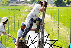 足踏み水車体験のようす