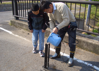 水路の水質調査